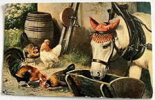 Signierte Künstler AK , Rassegeflügel, Geflügel, Huhn, Hahn, Pferd , Fass Trog