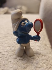 Eitelkeitsschlumpf mit Spiegel