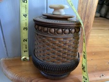 Seltener antiker aufwendiger geschnitzter Holztopf Baum Tabak Handmaschine Deckel