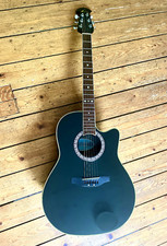 Ovation Celebrity CS 148, schwarz mit Gurt, Stimmgerät und Case