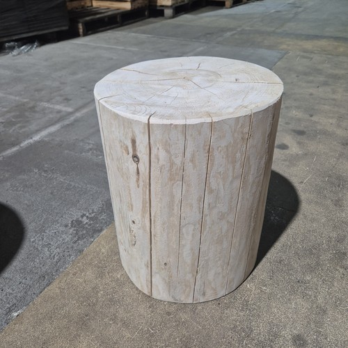 Grosser holzstamm sitzhocker - holzstamm,