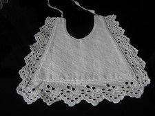 1 antikes Babylätzchen