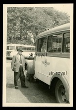 Mann neben Reisebus - KFZ