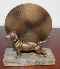 Bronzefigur auf Marmorsockel