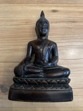Buddha 14 cm hoch auf Sockel aus Stein oder Plastik?