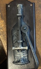 VINTAGE FRANZÖSISCHER WANDZIEHER AUS METALL MIT KORKENZIEHER. WEINFLASCHENÖFFNER.GEBRAUCHT