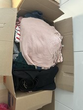 Karton Verschiedene Kleidung