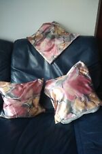 Drei Sofakissen- Bezüge aus glänzendem Satin- Stoff in sehr harmonischen Farben 