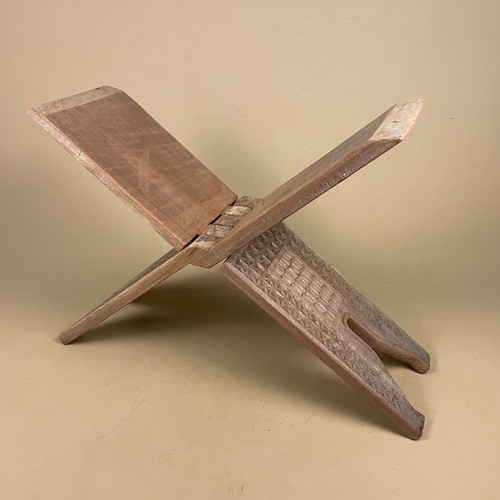 Geschnitzter holz buchständer - geschnitzter,