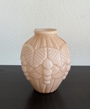 Opal Glas Vase - Art Deco - Reliefdekor - Rebe/Traube - um 1930