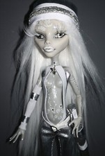 1 Monster High Puppe GHOULIA