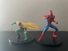 Robin und spider man statuen - robin,