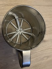 Set aus Mehlsieb und Mehlschaufel, Puderzuckersieb, Sieb, Schaufel - Vintage