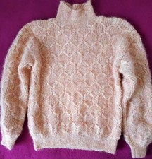 Handgestrickter Pullover aus