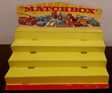 ALTES MATCHBOX DISPLAY PAPPAUFSTELLER MIT STUFEN - FALTBAR ENGLAND 60ERJAHRE 