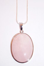 Silberkette mit ovalem Rosenquarz-Anhänger