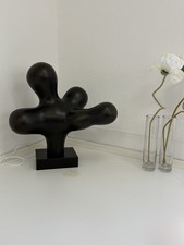 Moderne Skulptur schwarz
