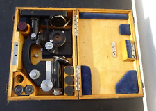 Altes Mikroskop im Koffer