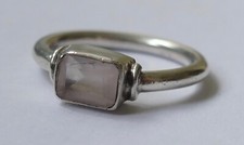 Ring geschliffener weißer