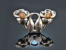 JUGENDSTIL BROSCHE VON EVALD NIELSEN MIT BERNSTEIN  AUS SILBER DÄNEMARK UM 1910
