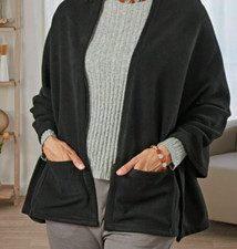 Flauschweicher Fleece Stola/Poncho Schwarz mit großen Taschen Universalgröße