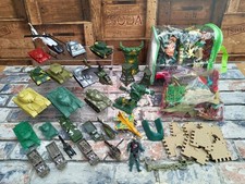 Verschiedene Armee Mann und Fahrzeug Spielzeug Konvolut mit Zubehör