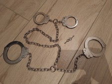 Handschellen- und Fußschellen
