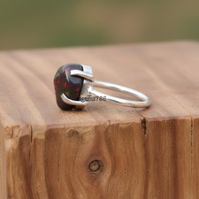 Schwarzer Feueropal Edelstein