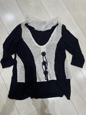 Oberteil mit Schmuckknöpfen