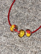 rote Kunstlederkette mit Perlen/Charms in bunt/gelb/ orange/Strass/floral