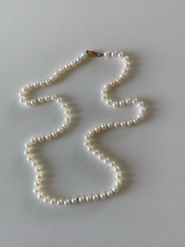 Zarte perlenkette mit einem - perlenkette,