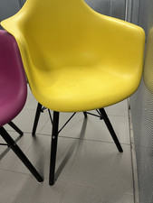 2 moderne Stühle mit