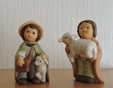 Goebel - Nina & Marco 2 Hirten  Weihnachtskrippe Midi-Krippe