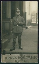 Foto AK - Soldat Pickelhaube 1915 gelaufen Feldpost 1. Weltkrieg Eisernes Kreuz