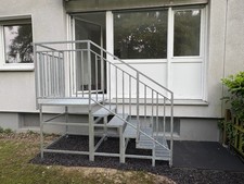 Stahltreppe Aussentreppe 2-6 Stufen mit Podest 100x100 cm verzinkt Höhe 60-120cm
