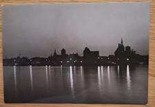 1 Ansichtskarte/Foto von STRALSUND BEI NACHT, 1985, s/w, leer, ungelaufen