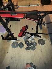 Hantelbank mit Gewichten