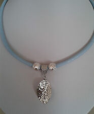 Halsband  hell blau Nappaleder mit Echsen Prägung und Blatt Anhänger