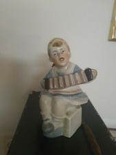 Alter Rauchverzehrer Junge mit