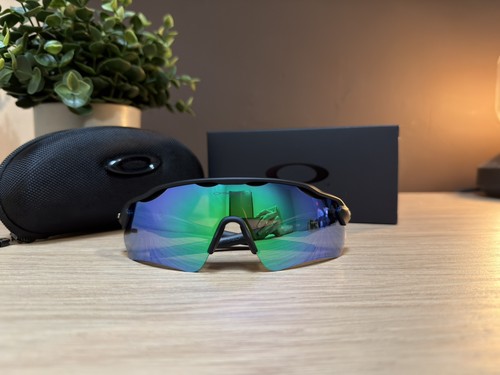 Black green oakley radar - black,