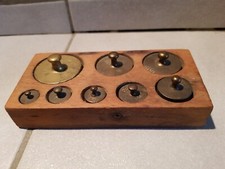 Alter Gewichte Satz Messing im Holzblock