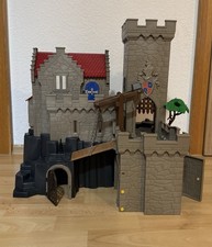 Playmobil Löwenritter Burg mit Zubehör sowie Dunkle Ritter Burg (von Simba).