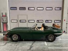 Jaguar E-Type mit "Melissa"-Figur (Ali MacGraw) aus "Convoy" (Mack Truck) 1:18