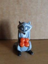 Figur Waschbär Meeko mit Früchten in den Händen klein ca. 3,2 cm H.