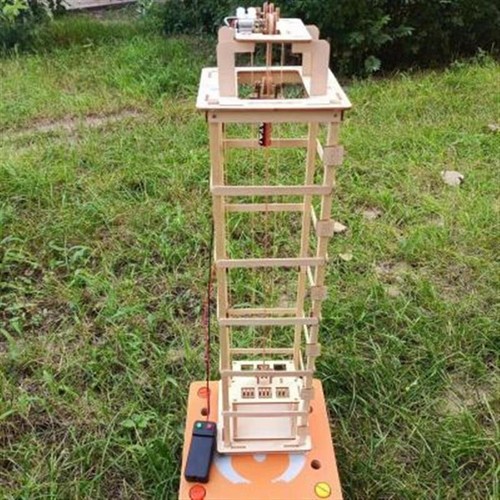 Holzaufzug-Modell