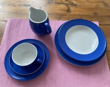Dibbern Frühstück-und Speisegedeck sowie ein Milchkännchen, korallenblau