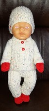 Handgestrickte Puppenkleidung