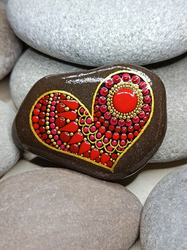 Bemalter stein herz - herz,, mandala