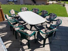 Gut erhaltene Outdoor Sitzgruppe (10 x Kunststoff Stapelstuhl; 1 x Tisch) 