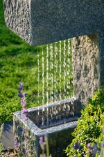 Gartenbrunnen Pflanzkübel